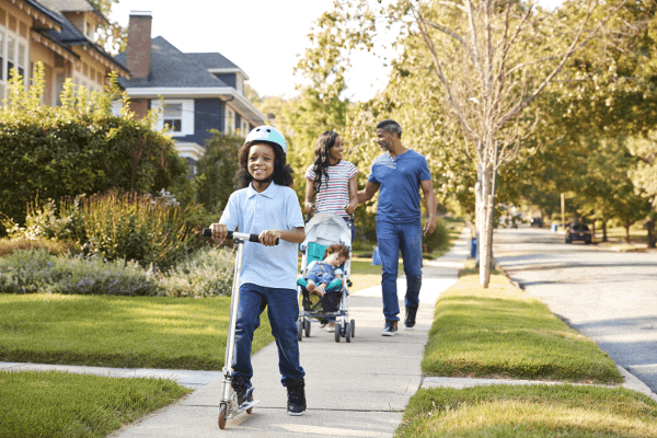 Imagem ilustrativa de uma família caminhando tranquilamente em um bairro planejado - Compra loteamento em Ourinhos