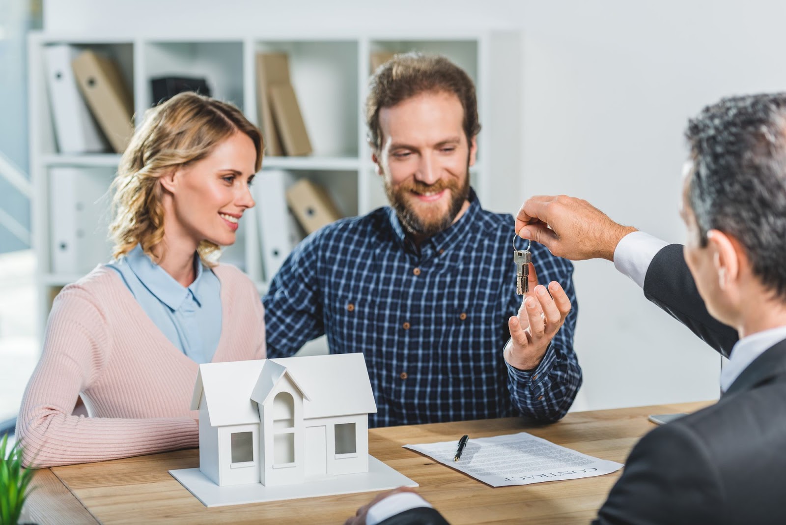 Imagem ilustrativa de um homem e mulher fechando negócio, ilustração para artigo sobre financiamento imobiliário